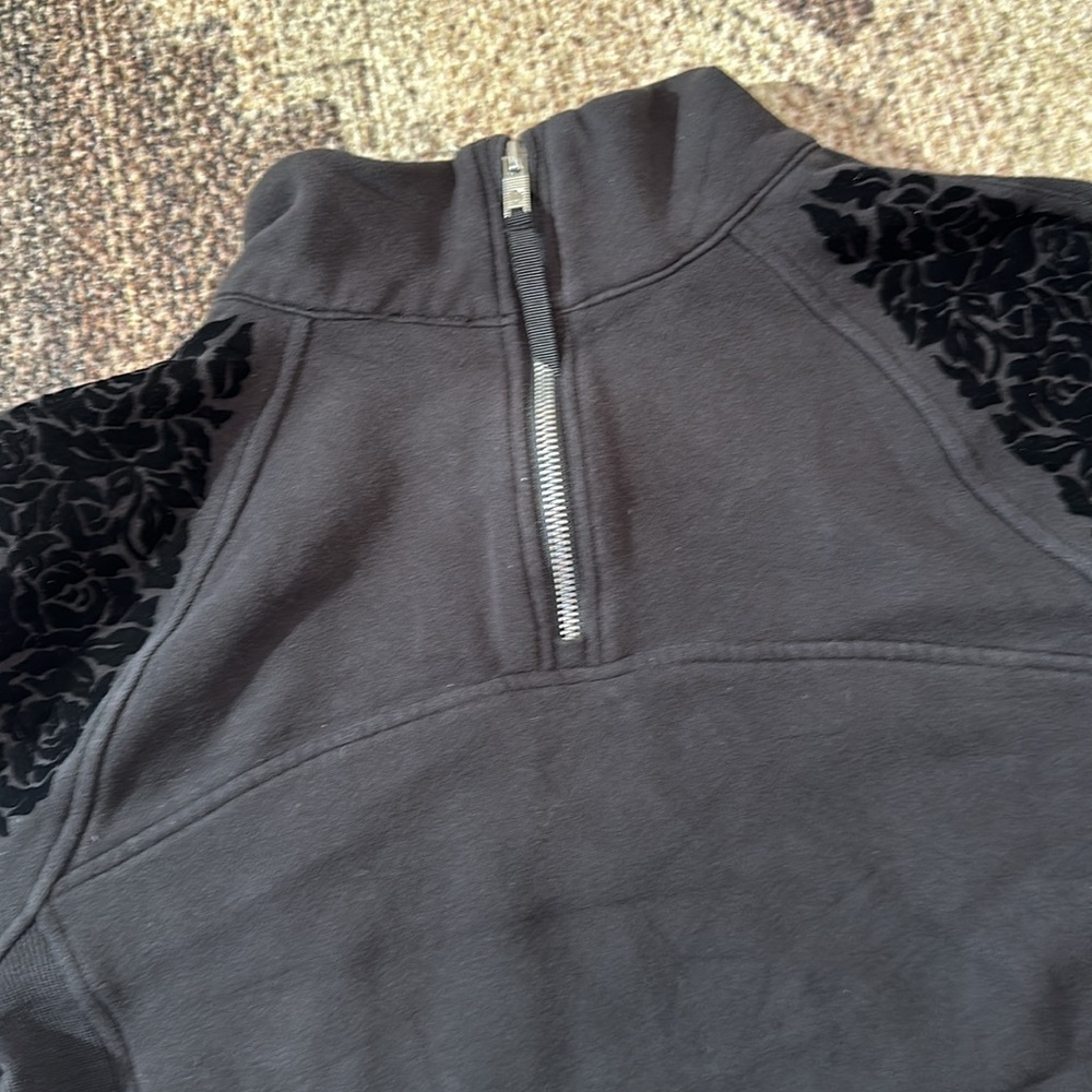 Lululemon beautiful zip up/pockets